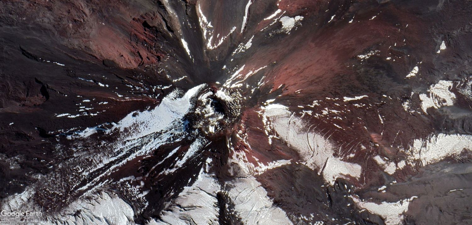Record 2. Satellite images of active eruptive structures in the Andes Mountains, Araucanía Region. Snow-capped volcanic centers with domes, lava flows, and pyroclastic deposits can be seen. Google Earth Pro (Airbus, 2015; Maxar Technologies, 2016).