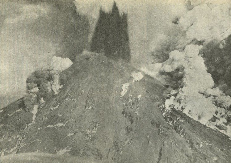 Historical archive 1. The summit of the Villarrica volcano during the eruptive phase of January 31, 1949. Available at Memoria Chilena. 