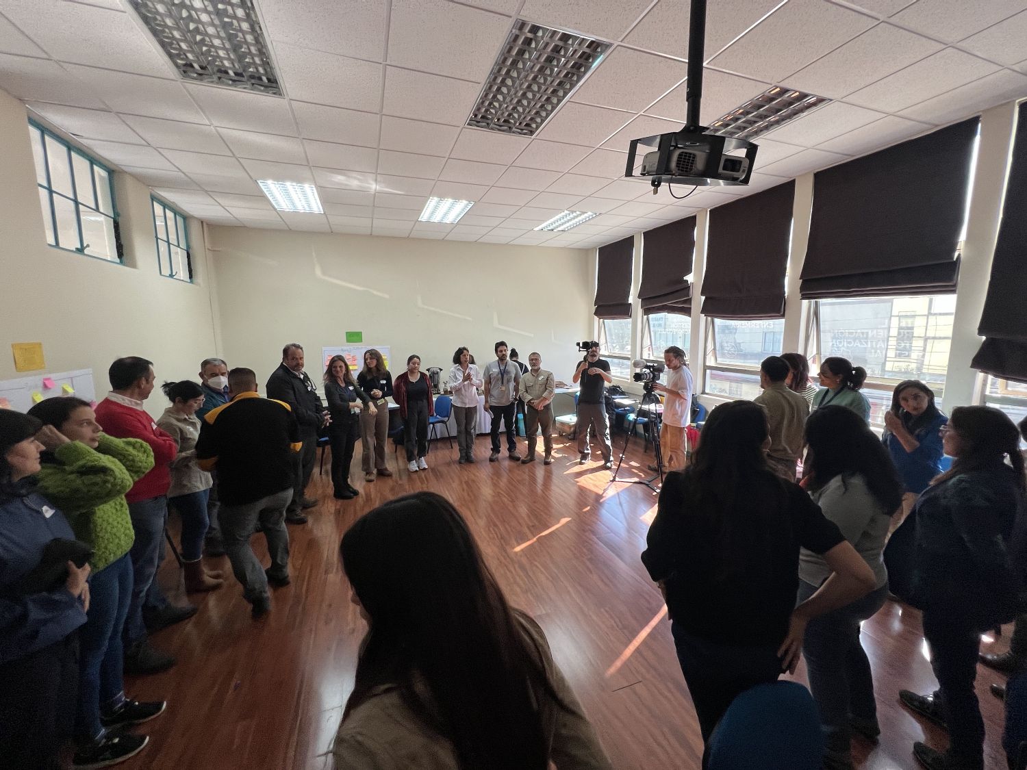Sesión de clausura de la Escuela de Campo de Temuco. Jennifer Gabrys, 2024.