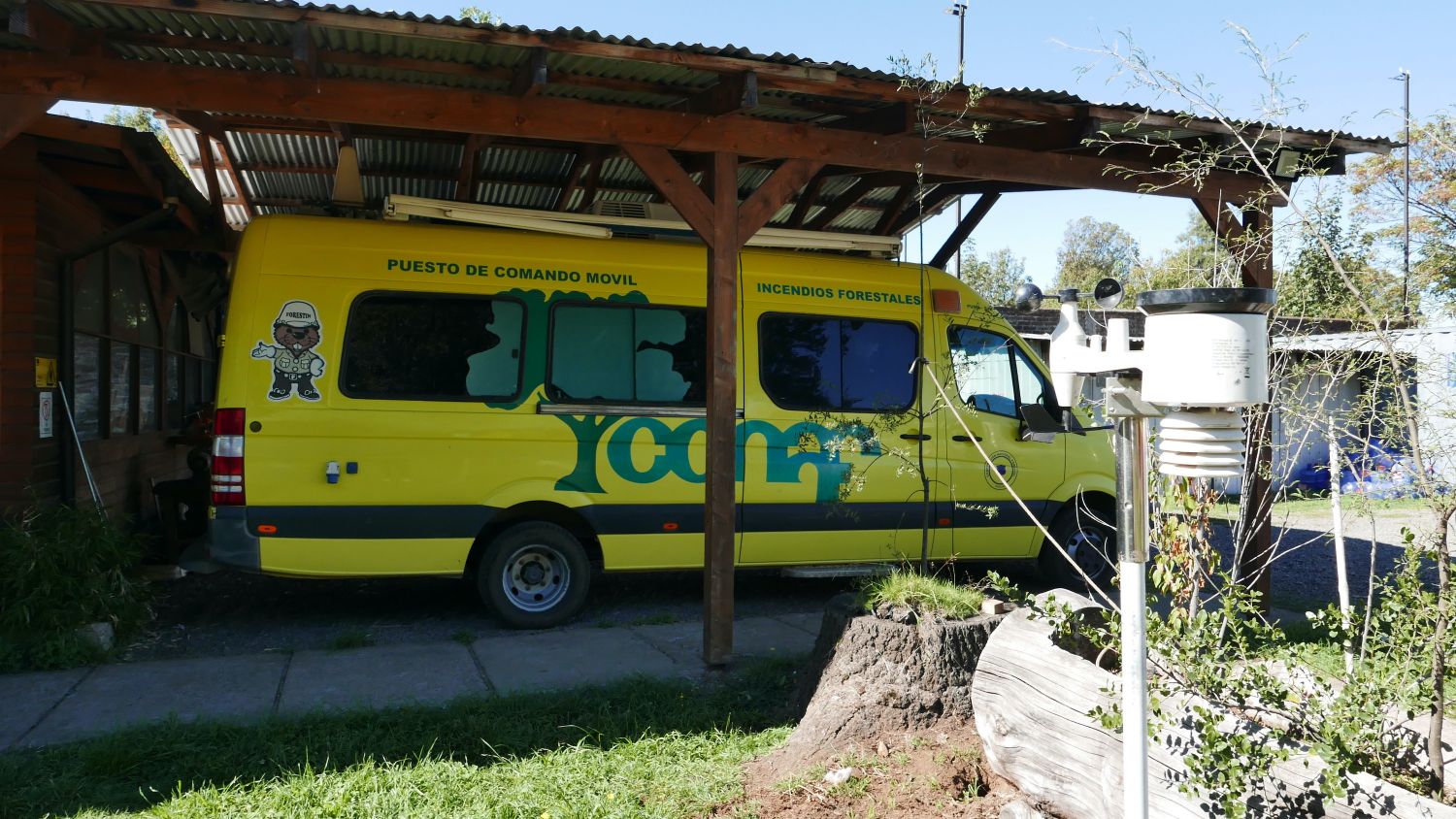 CONAF mobile command post at Boldo 1 headquarters, Temuco. Jennifer Gabrys, 2024.