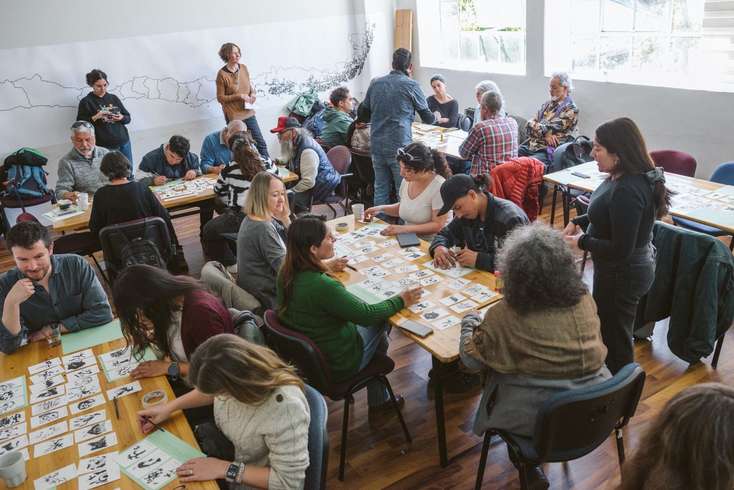 Participantes jugando al Planetario de Bárbara Acevedo durante una de las escuelas de campo en la UFRO – Campus Pucón, noviembre de 2024. 