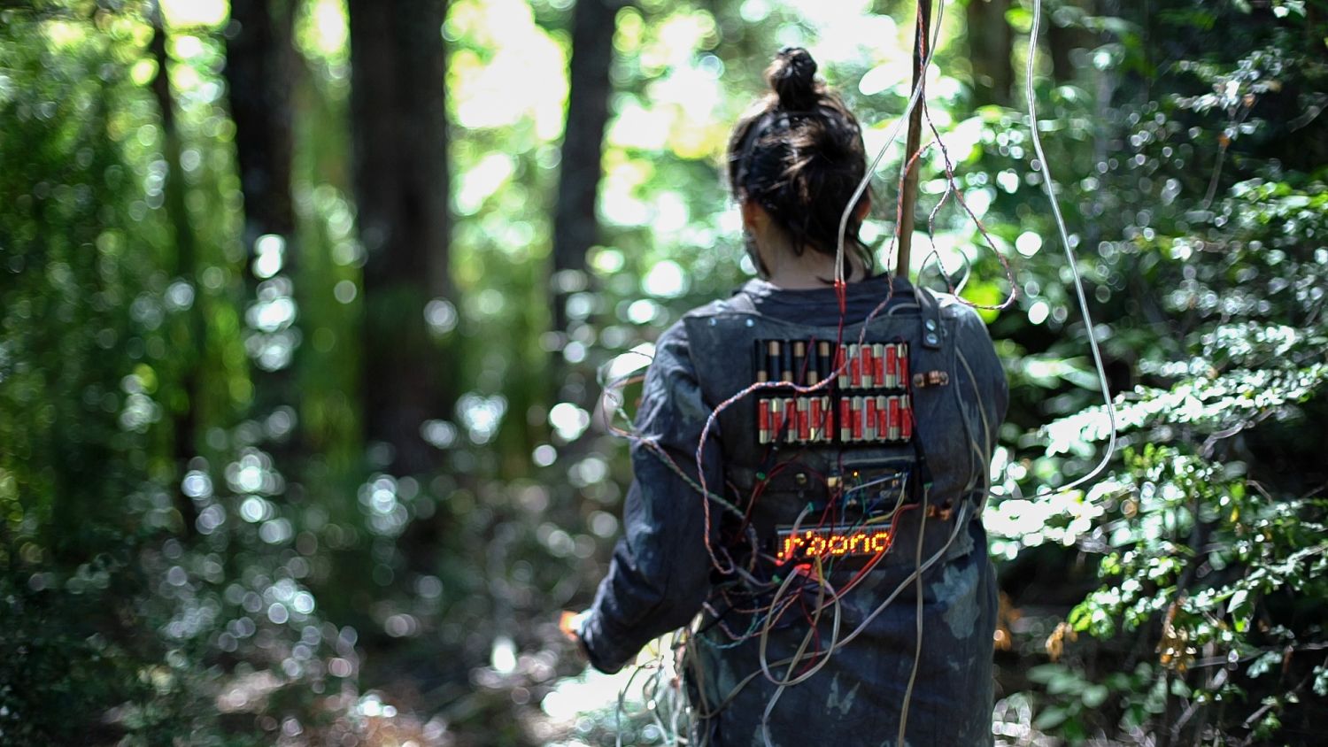 Fernanda López Quilodrán recorriendo Bosque Pehuén con su traje de medición de CO2 de tres para dialogar, por medio de la exhalación, con el bosque y el aire. Residencias Bosque Pehuén–Ecologías de Fuego, La Araucanía, Chile, 2024.