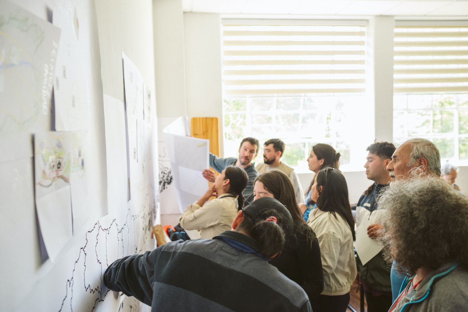 Escuela de campo en Pucón con mapeo comunitario de riesgos y recursos relacionados con incendios. Josefina Astorga para Smart Forests, 2024.