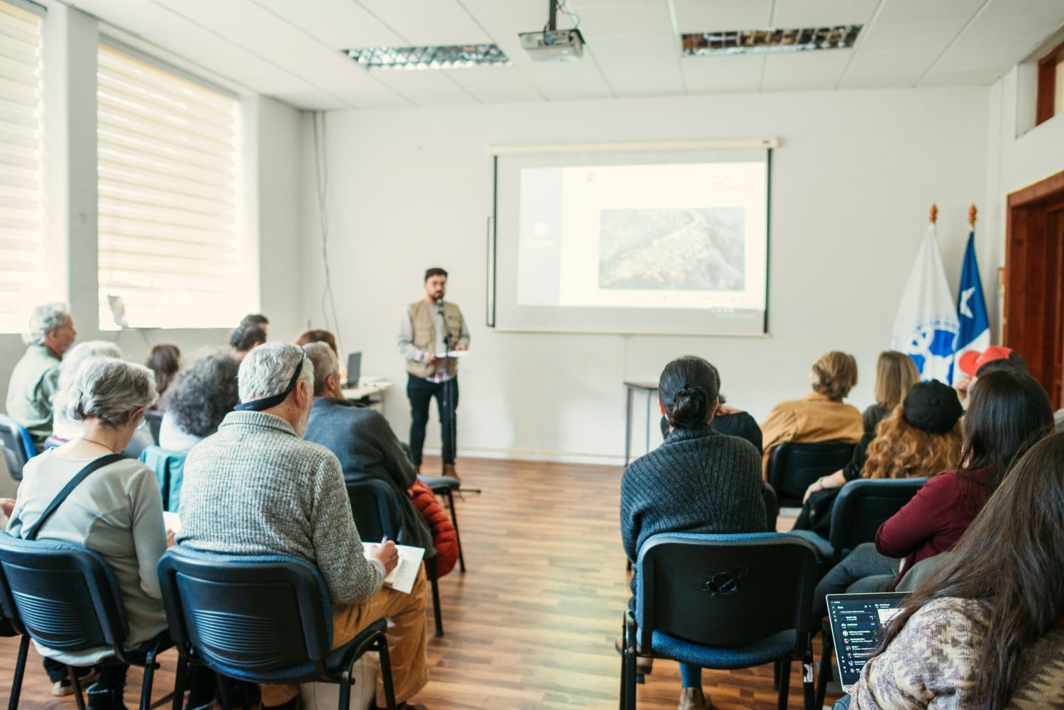 Escuela de campo en Pucón con presentación de Cáritas Chile. Josefina Astorga para Smart Forests, 2024.